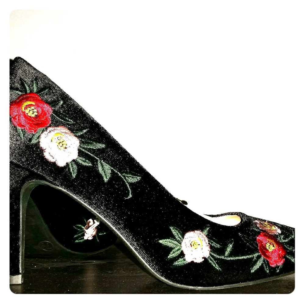 Black pumps with embroidered roses